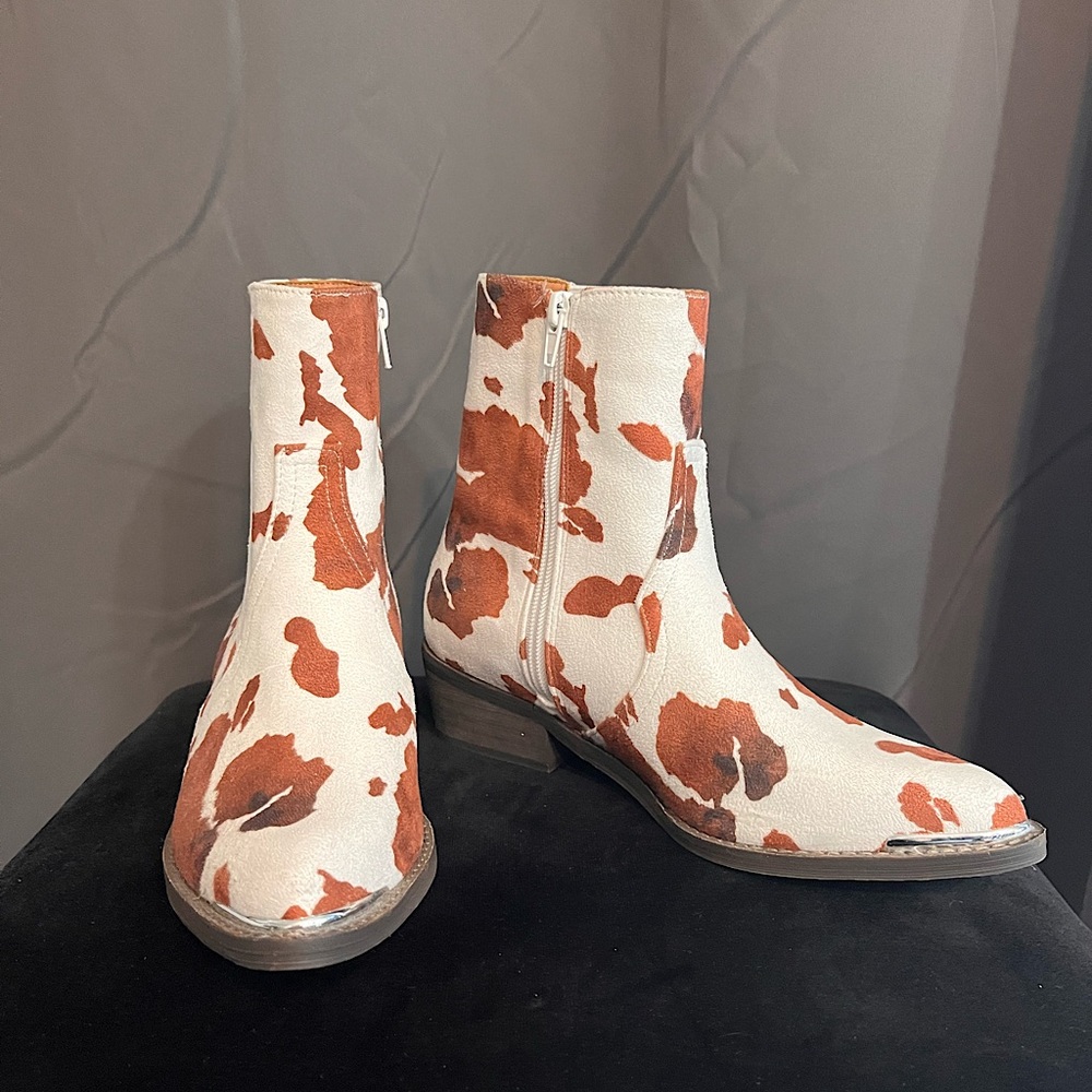 Womens Size 7 Buckle Brown Cow Print Booties! Never worn outside.